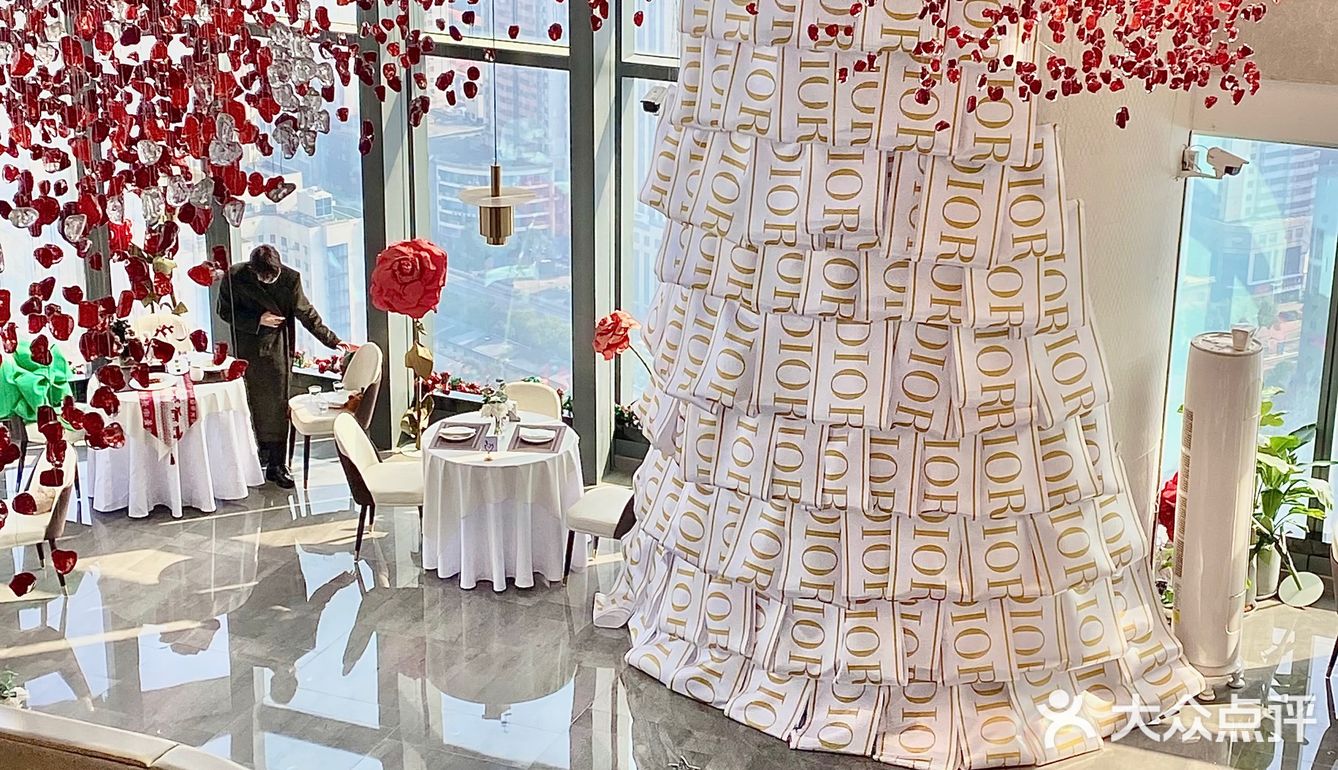 长沙首家Dior主题餐厅🍴超适合圣诞约会～