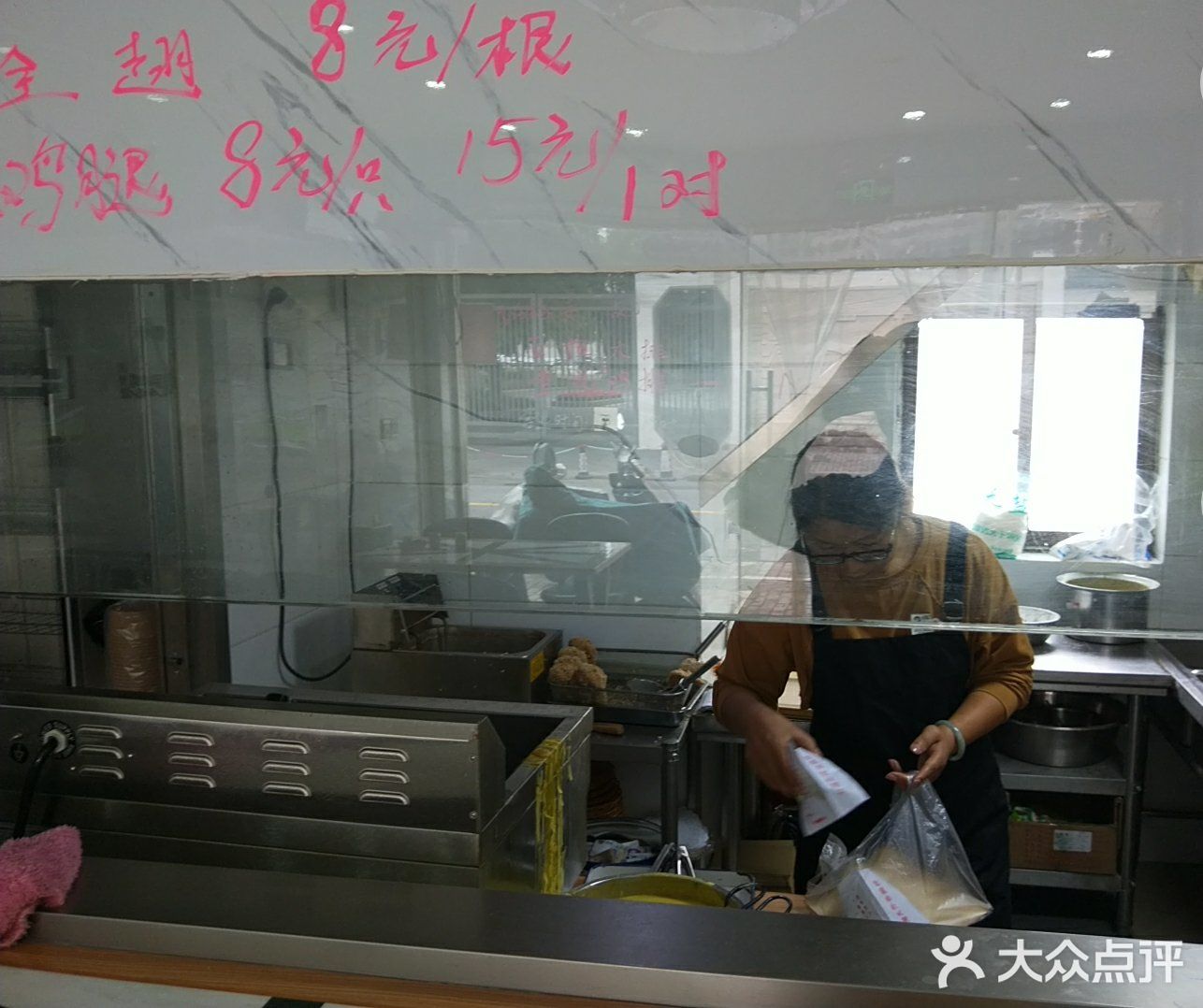 腌制好的肉裹上一层面包哦不
