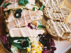 主厨凯撒鸡肉沙拉配全麦面包-ZING COFFEE 镜咖啡