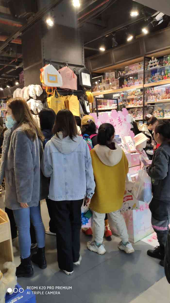 优库潮品(国金街店"种类齐全,而且开在国金街的话价格也算适中.