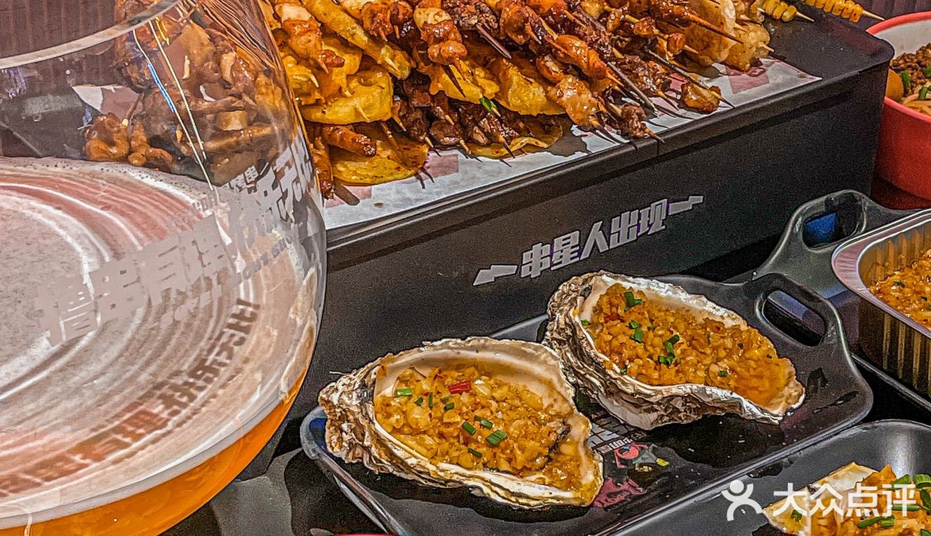 它这里的肉肠特别出名 用的是鲜肉肠先油炸后烧烤