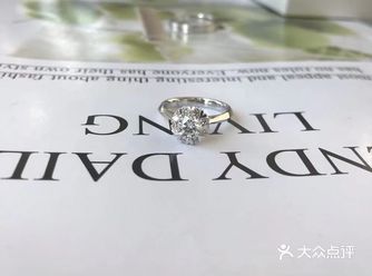 宝石印记9周年庆婚戒定制店预约起来
