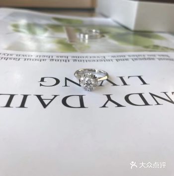 宝石印记9周年庆婚戒定制店预约起来