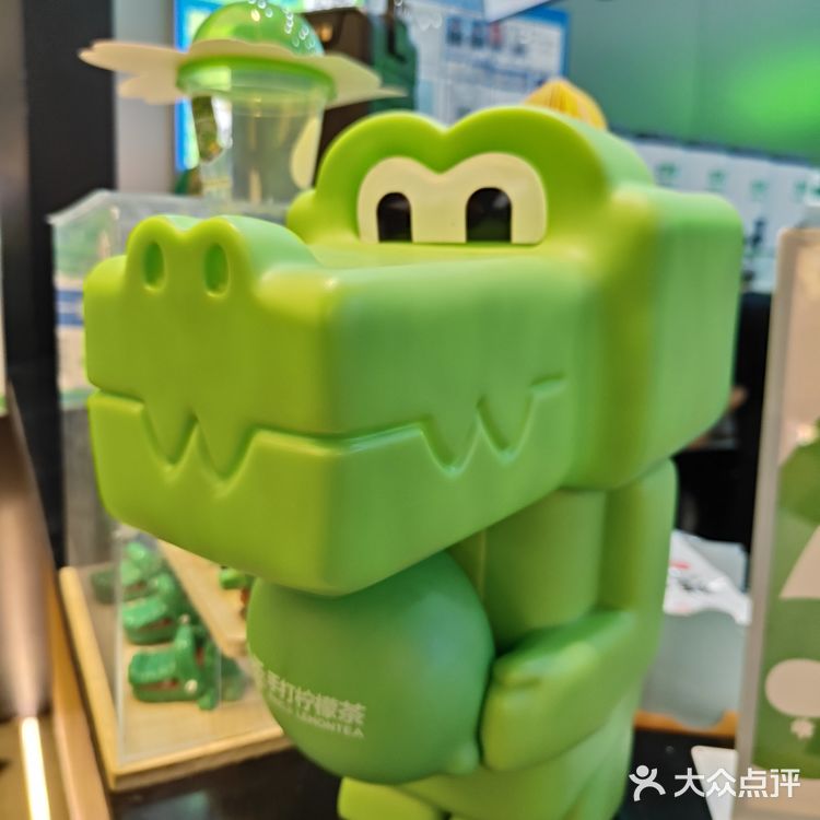 柠檬茶选柠季啦，还有孩子喜欢的鳄鱼小包包。