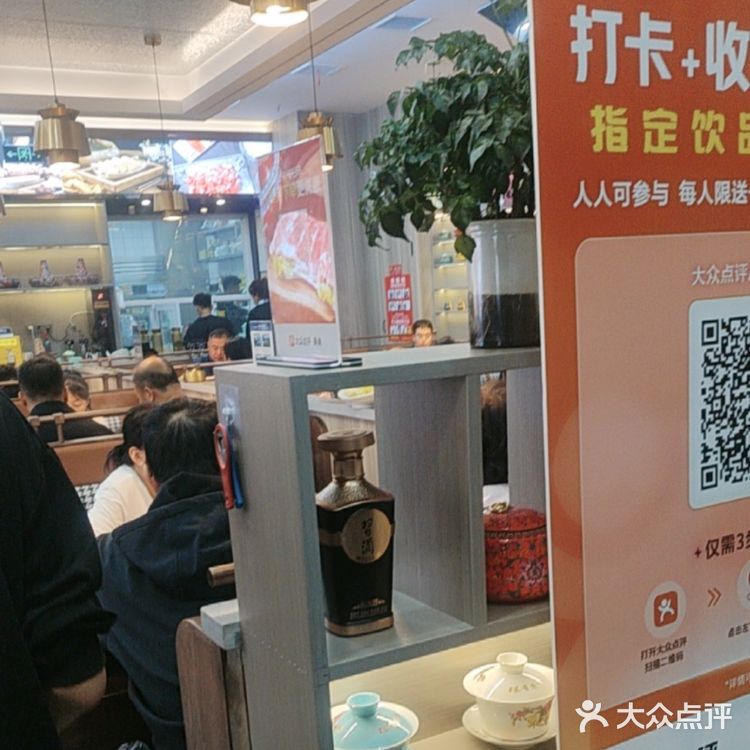 能够为客人详细的介绍步骤，这家餐厅的冰煮羊真是一绝