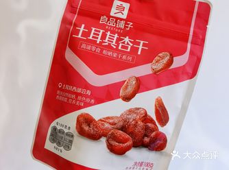 红色包装的杏干在超市货架上很是显眼，23