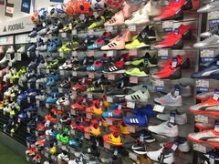 全是球鞋，款式齐全。价格合理！-サッカーショップKAMO(心斎橋店)