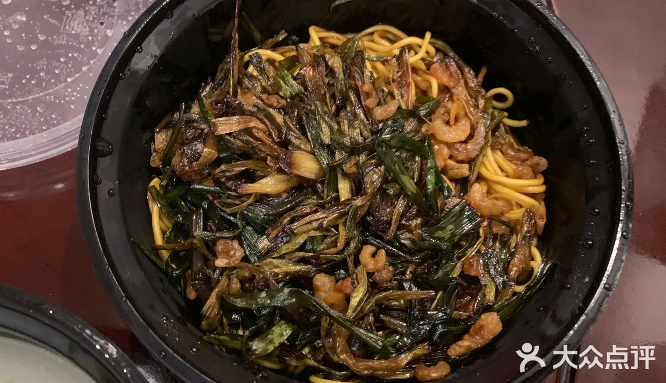 「开洋葱油拌面送蛋皮汤」炸葱焖着软了
