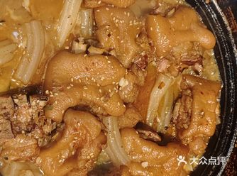 我和老公点了三个菜， 酱猪爪  干煸牛肉土豆条 