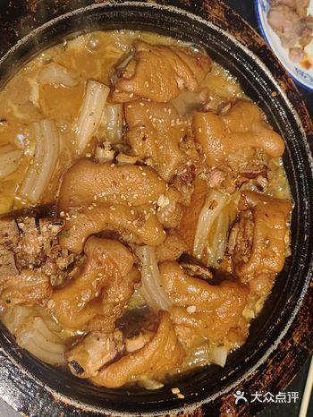 我和老公点了三个菜， 酱猪爪  干煸牛肉土豆条 