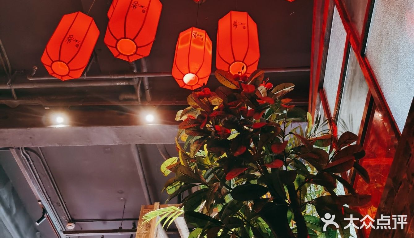 红料理拍了拍你，请你双红节撸串吃宵夜[奸笑]🍻🥢