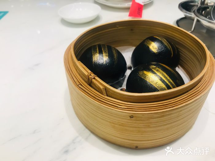 翩翩黑凤梨图片