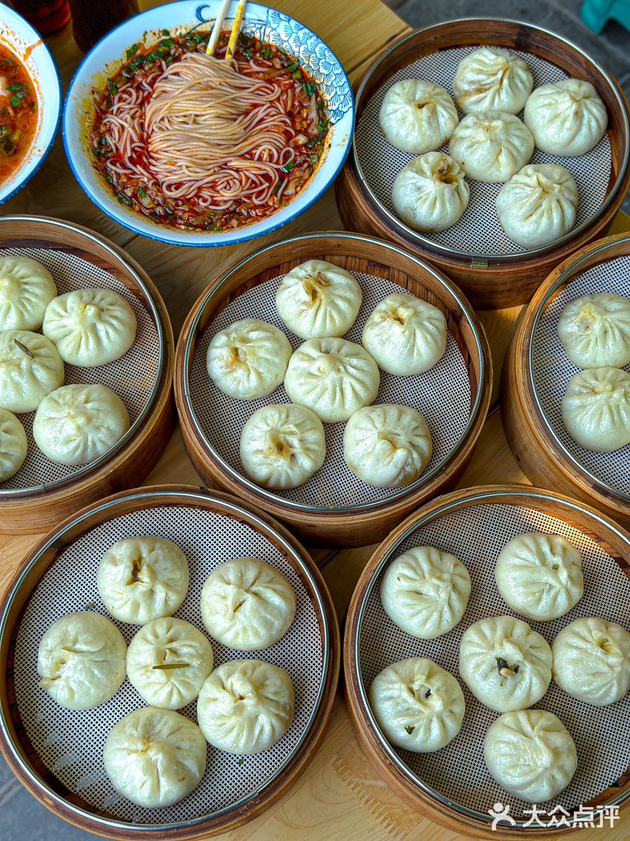 震惊！西安这家包子店排队有30米了吧！