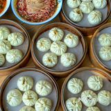 震惊！西安这家包子店排队有30米了吧！