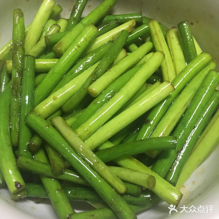 清炒蒜苔，想着要搭配什么肉类好麻烦，直接清炒吧