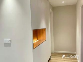 简简单单的白色搭配原木色,干净温馨配色,给人温暖的感觉