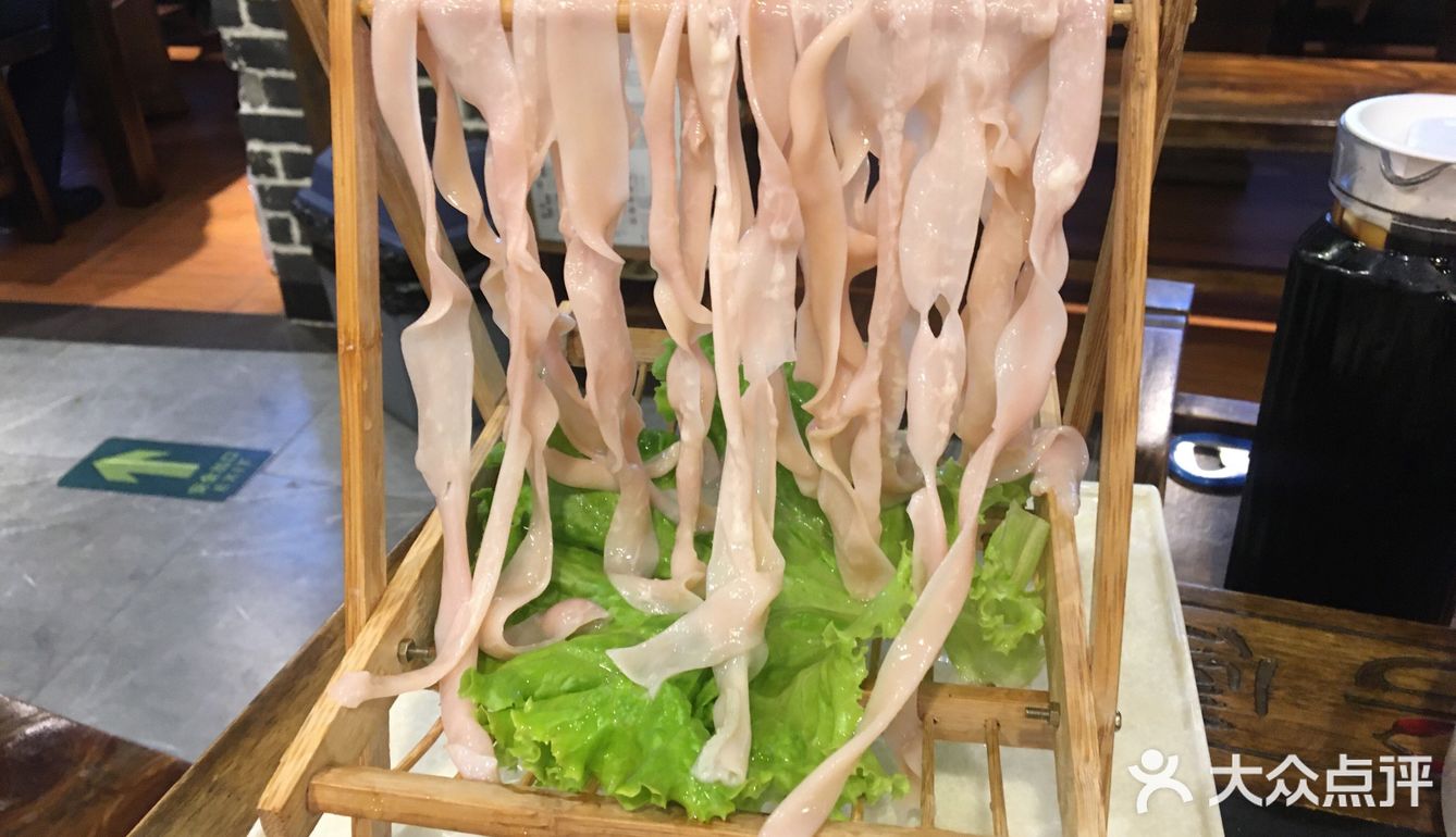 小吃货探店人气火锅店[调皮]唇辣号北苑店