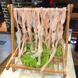 小吃货探店人气火锅店[调皮]唇辣号北苑店