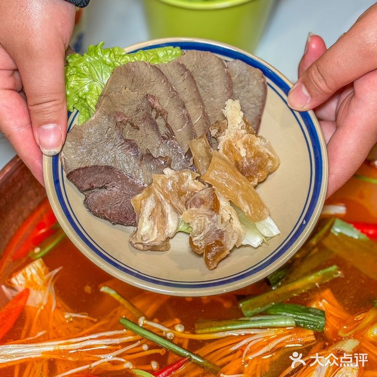 在大融城新开了一家云南酸菜火锅店，味道是真的好