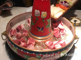 冰煮的羊肉非常嫩，下锅以后干冰效果特别棒