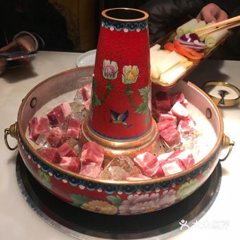 冰煮的羊肉非常嫩，下锅以后干冰效果特别棒