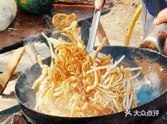 藏在路边摊里的美味丨淄博齐盛湖附近医院南门的地摊炒饼