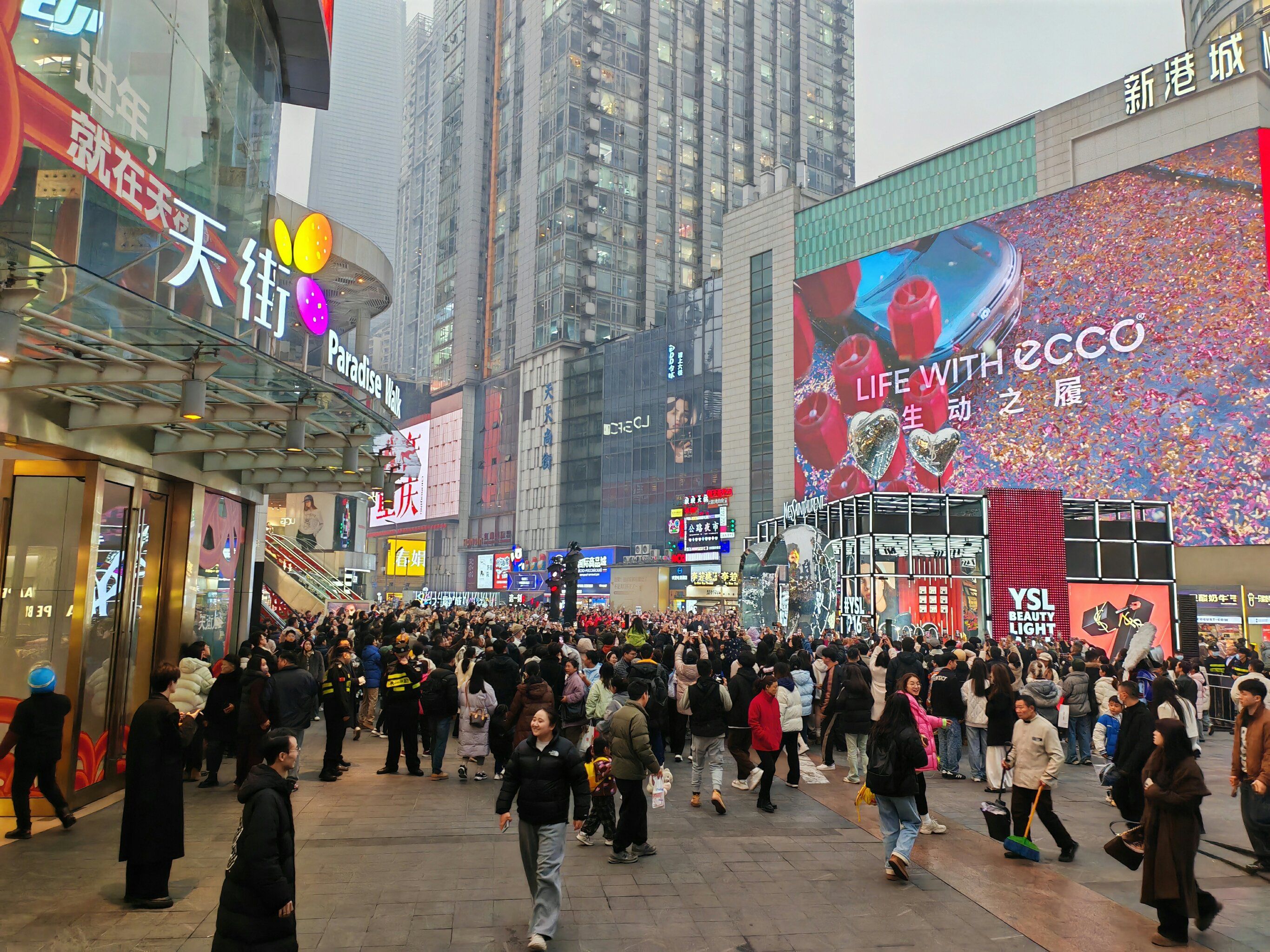熙熙攘攘好热闹