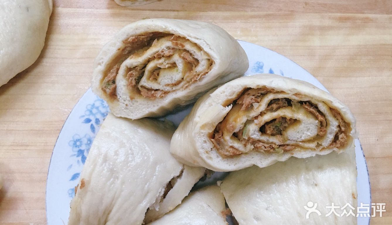肉馅里的用料就根据自己的口味来定了，我喜欢放蚝油