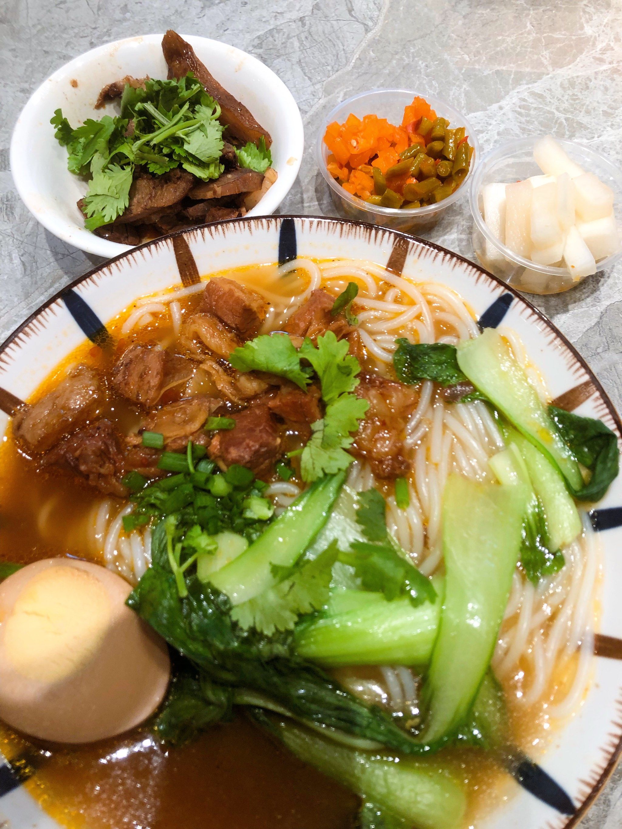 牛腩很入味很烂糊,汤的感觉是康师傅麻辣牛肉泡面的味道[点赞]还挺