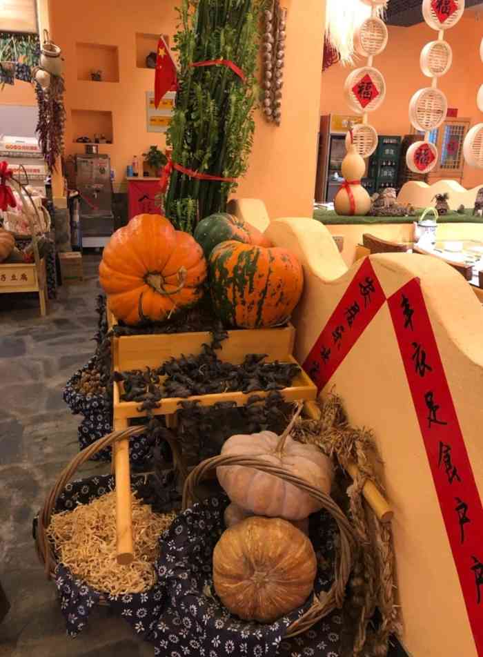 泥巴炉子柴火饭-"地理位置和工作环境原因这里就是食堂了! .