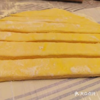 1、食材 (1).高筋面粉300克(不要低筋面粉