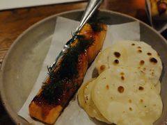 烟熏三文鱼配烤饺子皮和芥末籽酱-BOR Eatery(安福路店)