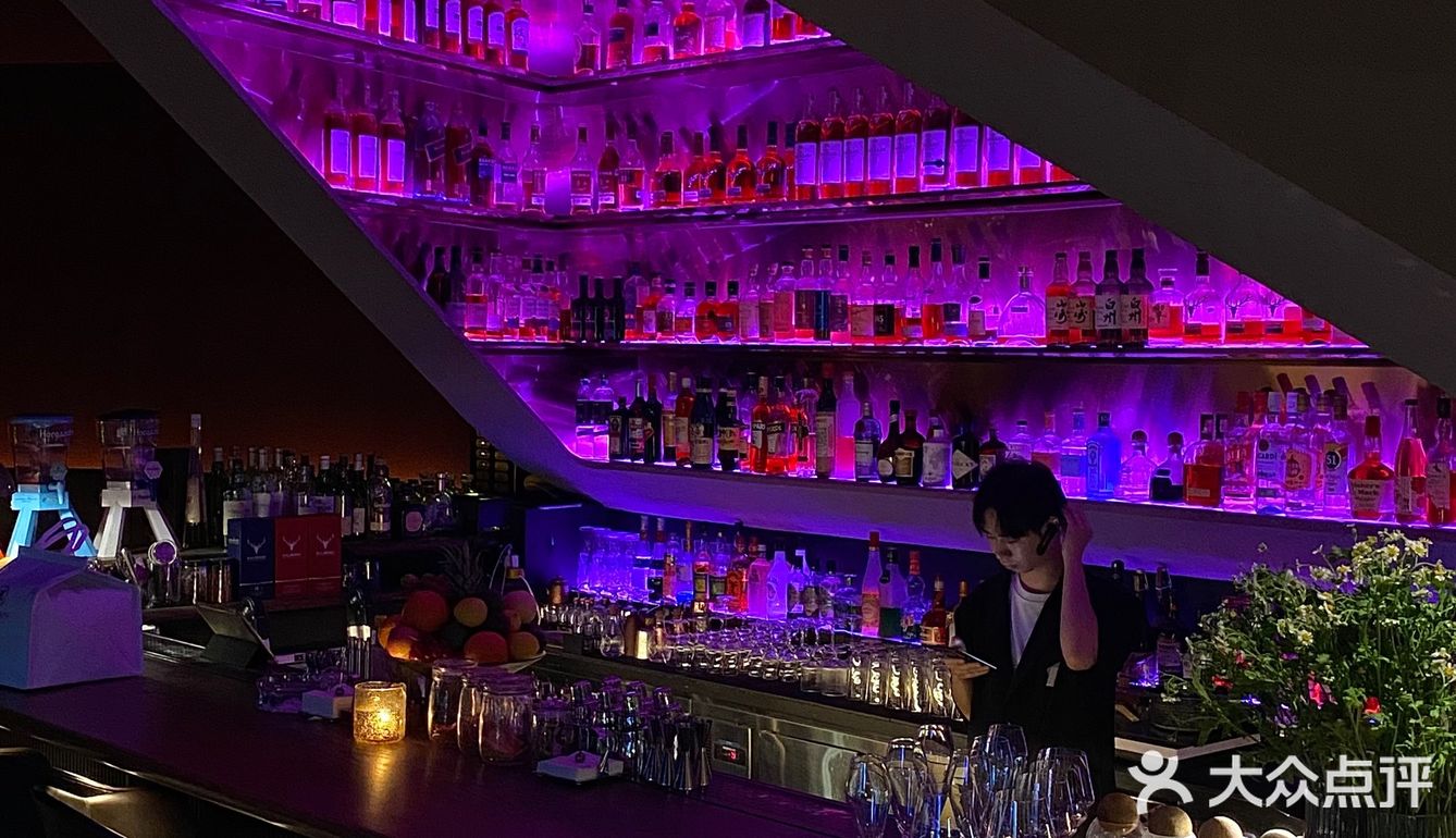 双子塔下的这家餐酒吧尊的美呆！！