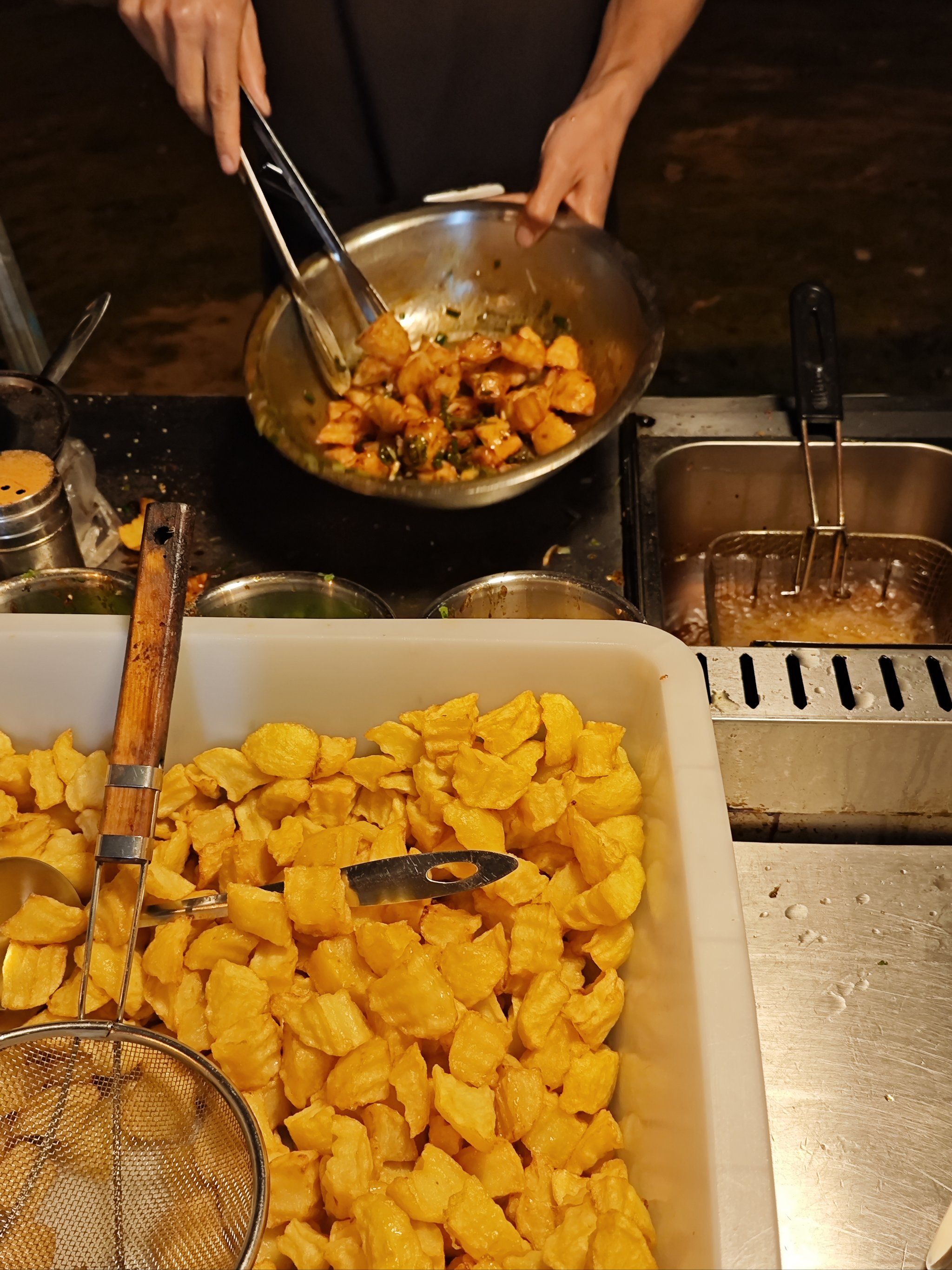 排了二十多个人的锅巴土豆