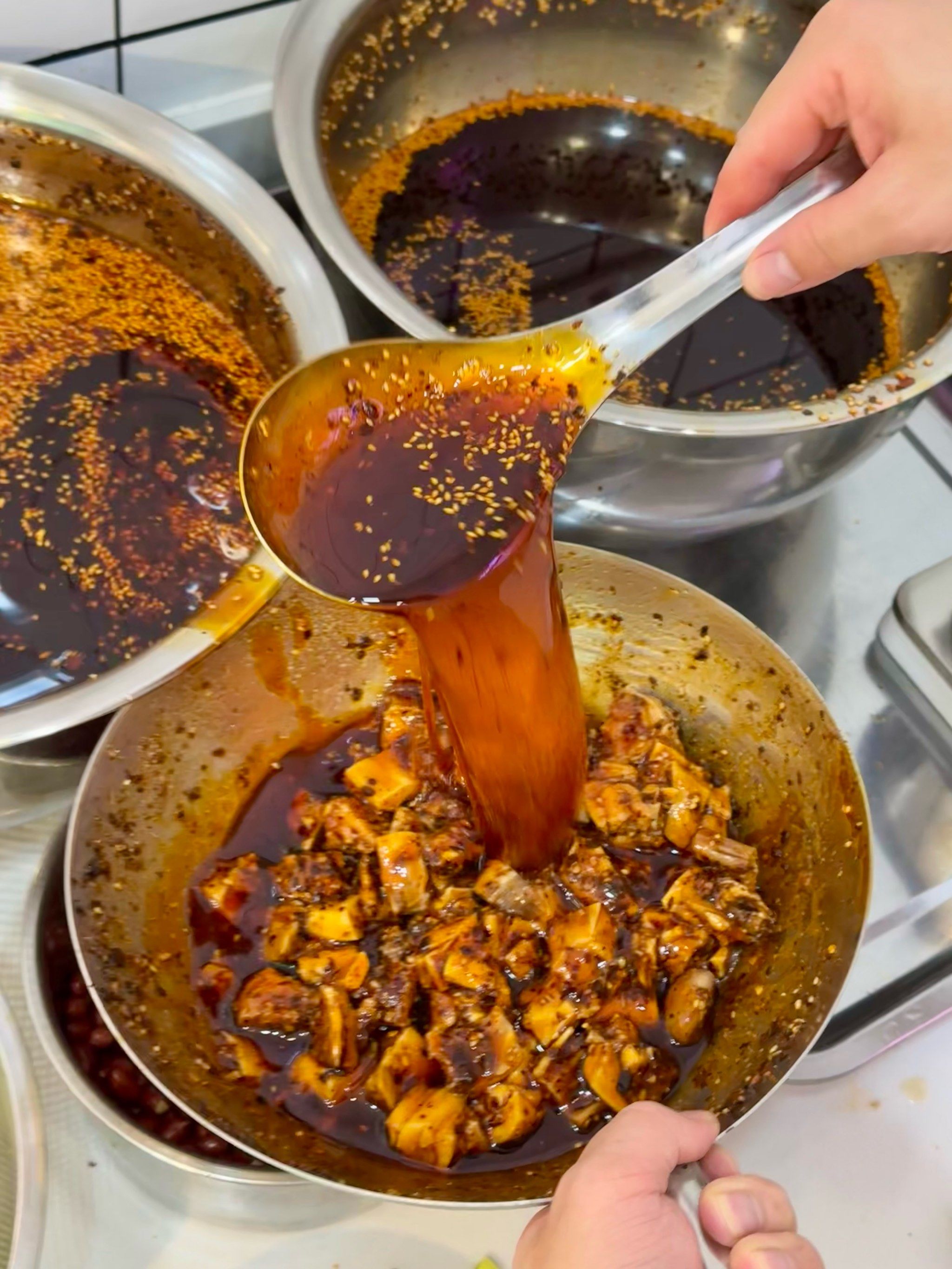 n
兔子都是每天的新鲜兔子,没有隔夜的,凉拌兔丁除了招牌糖醋麻辣