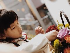 认真插花的小宝贝-ChaKo Flora ·茶子花艺 (市北店)