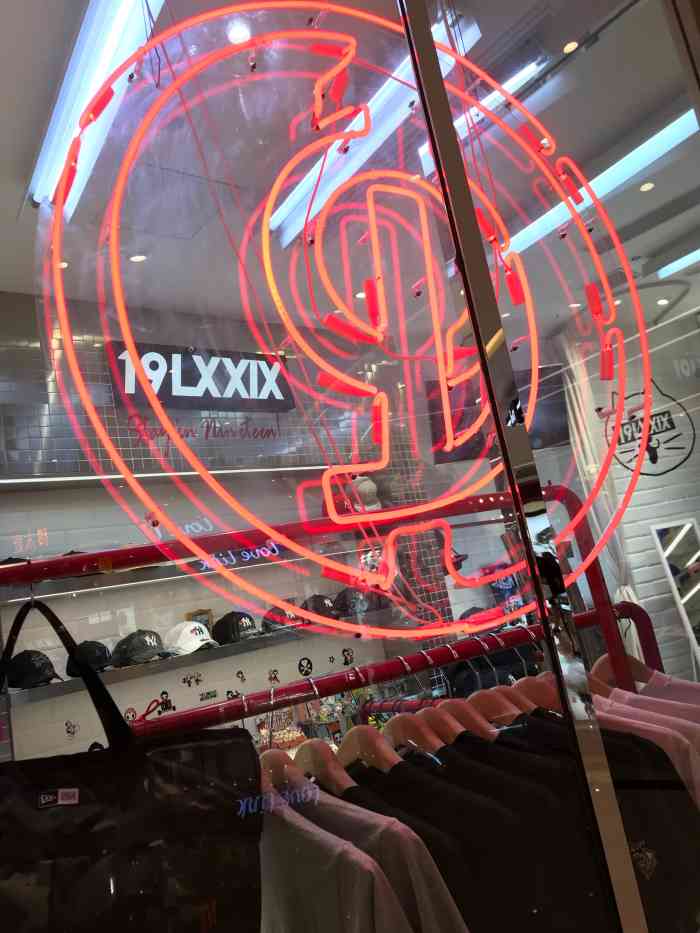 19lxxix(海雅缤纷城店)-"带四岁孩子路过买帽子 但是服务员那个大人.