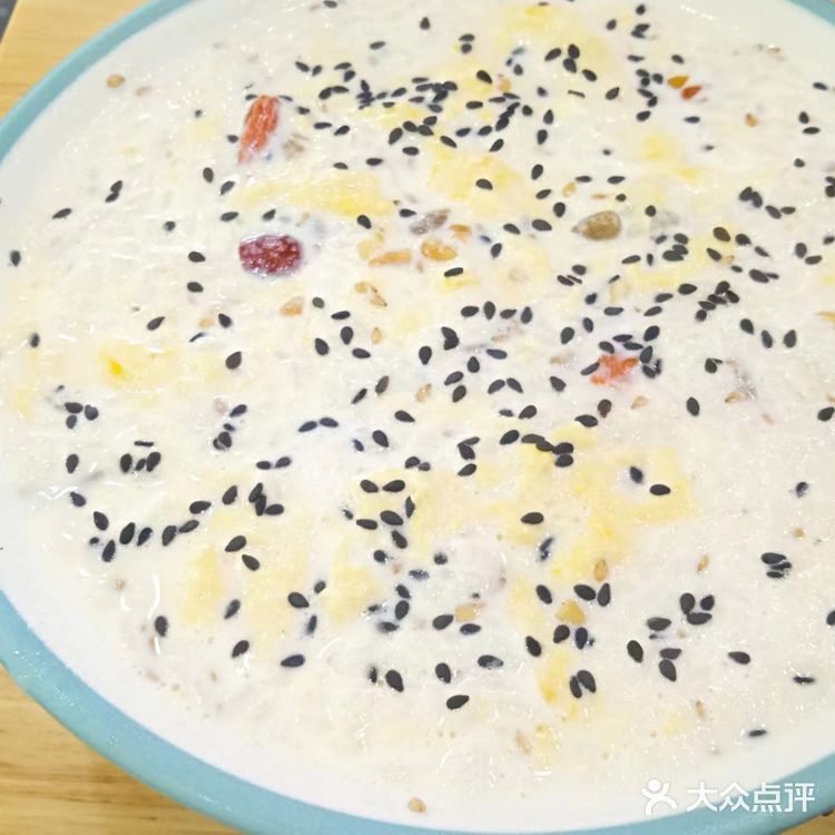 下单开票,兰州纯汤牛肉面要的韭叶牛肉面,面上桌很快