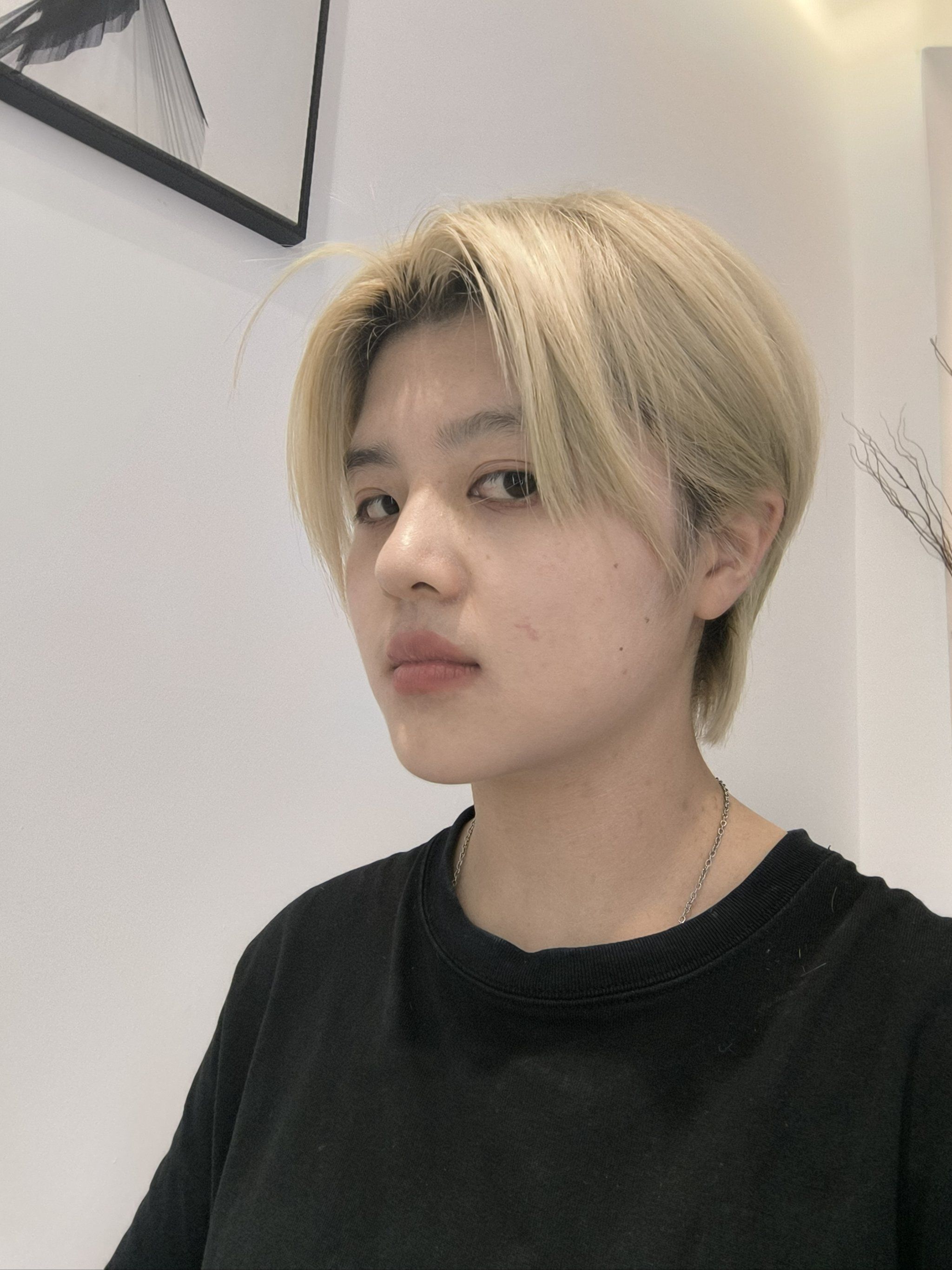 奶茶色短发是一种既甜美又时尚的发型它将