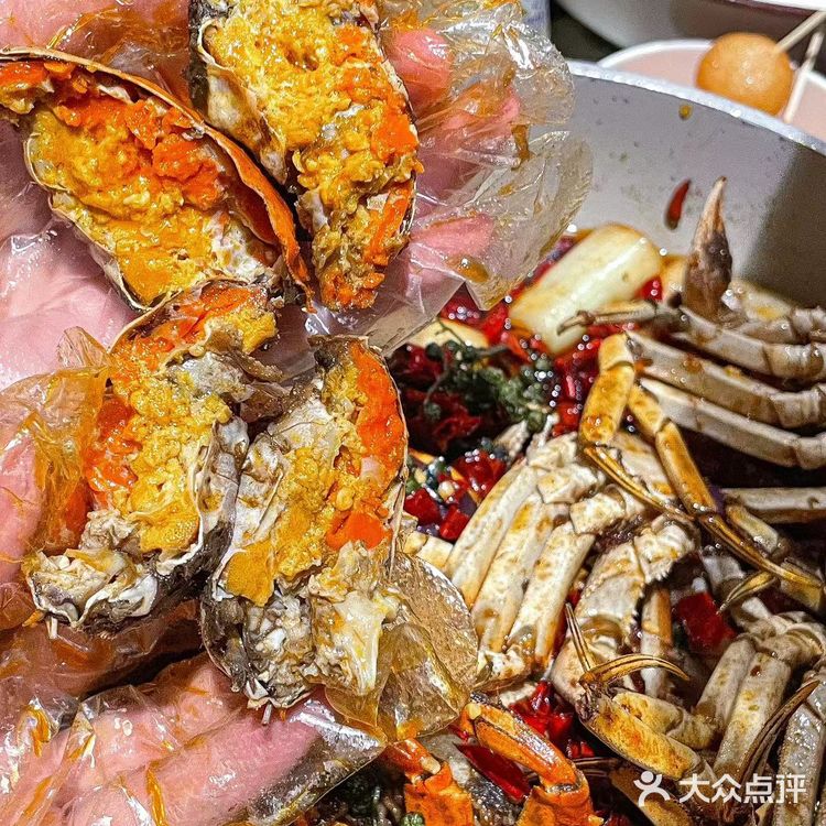 这里有长沙最丰富的小吃，藤椒大闸蟹入味