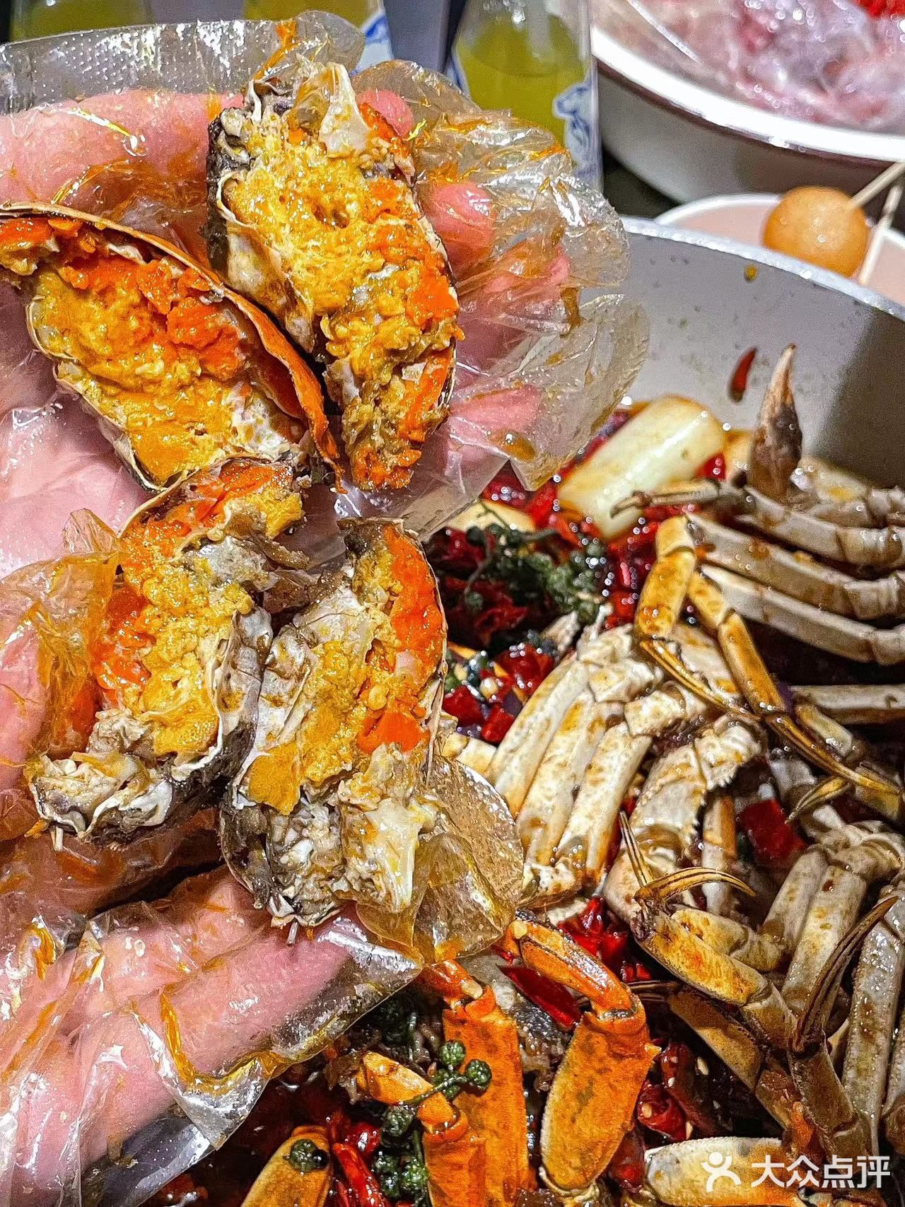 这里有长沙最丰富的小吃，藤椒大闸蟹入味