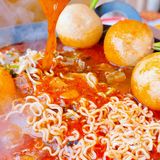 坐在河边吃包子😋