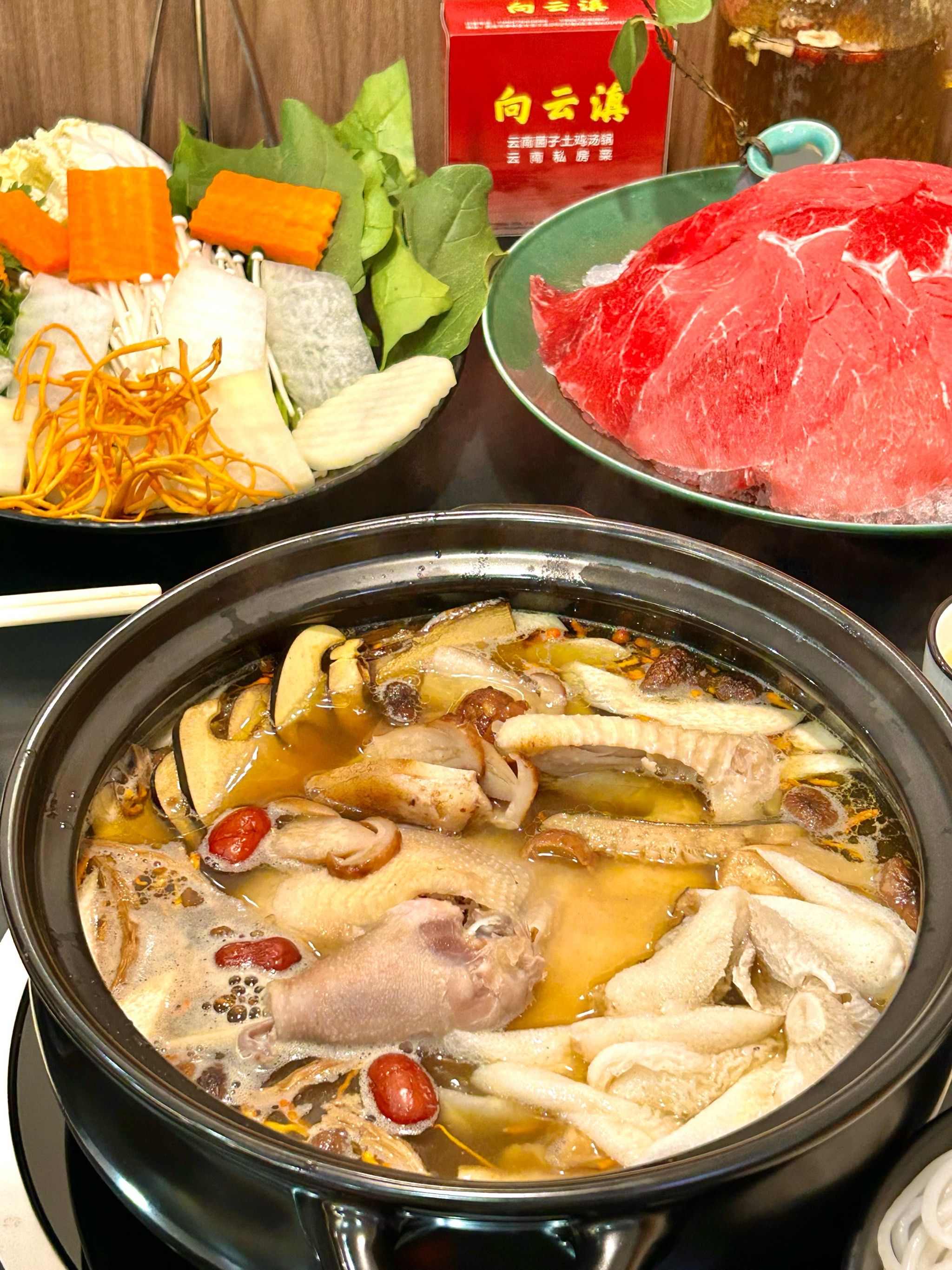 土鸡汤锅太太太好吃了[色]
-
这家店的鸡选材讲究都是农家土鸡