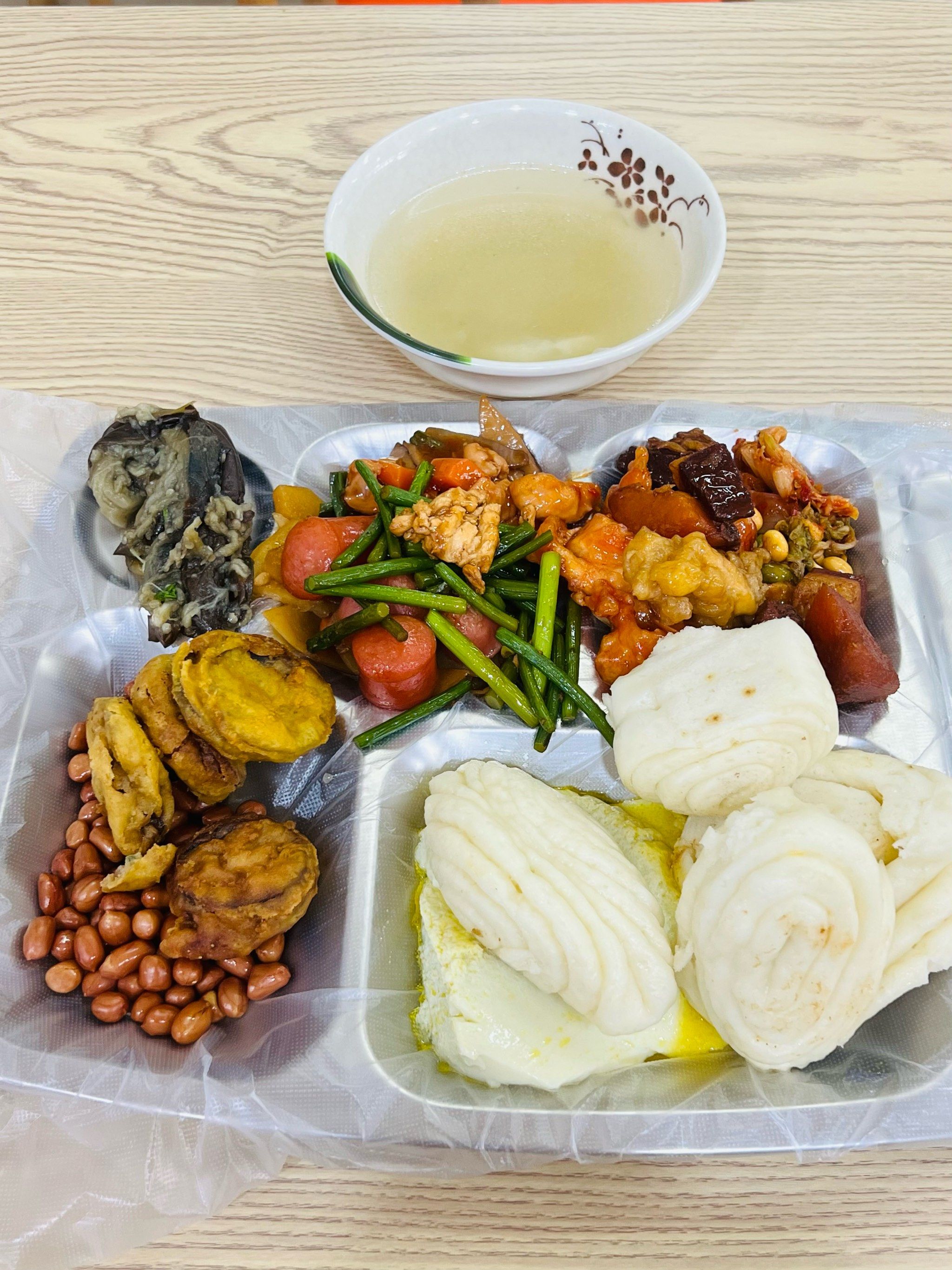 今天中午的午餐吃得好丰富呀