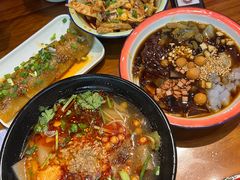 -爆炸头阿姨小四川正宗川味小吃(无任何分店)