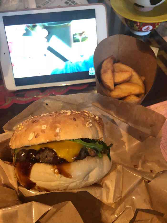 打分 叫外卖 汉堡味道还不错 薯条是粗的那种