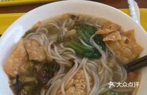 Raw Noodles with Screw-shaped Rice Noodles