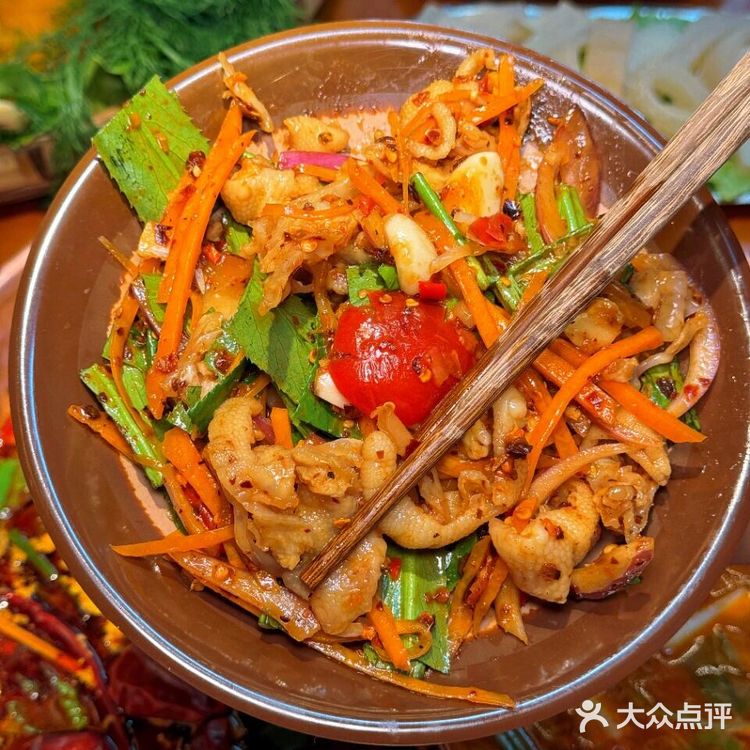 哈尼米线真才是米线界的顶流！丰富的小料和配菜