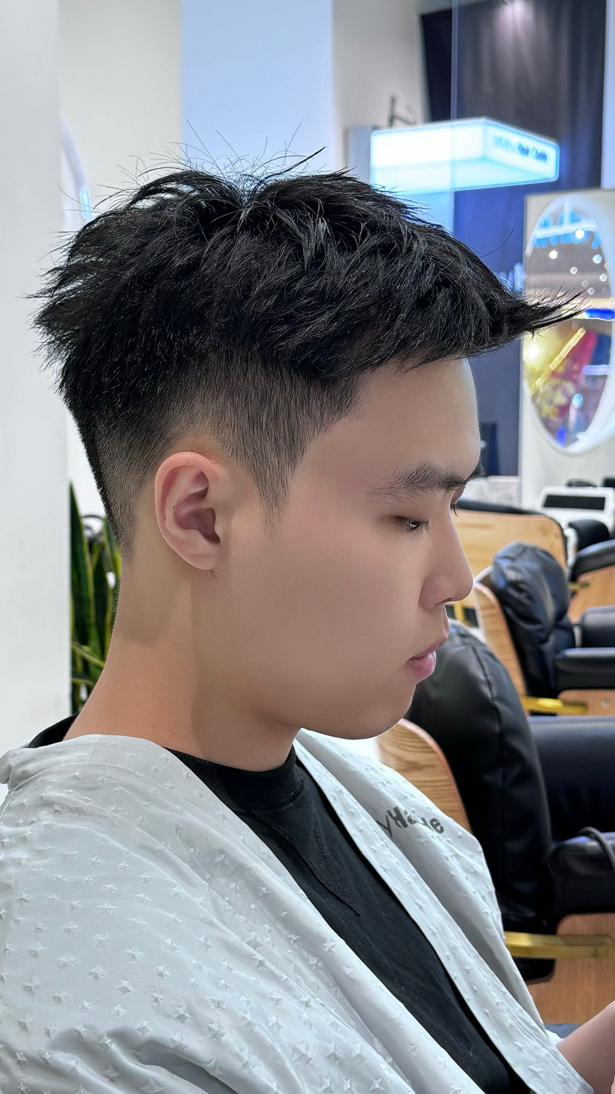 这款发型不挑发质和脸型,不管你发量多还是发量少,都没有问题