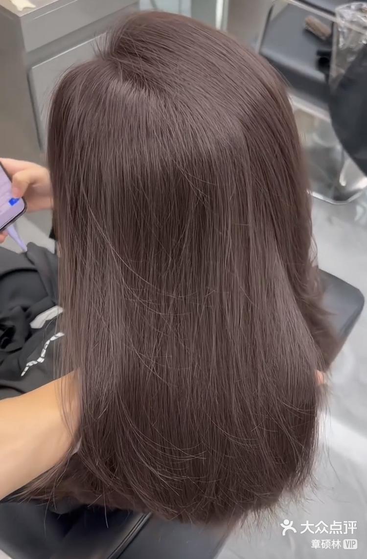 对于肤色本身偏白的女生简直锦上添花!染完-大众点评